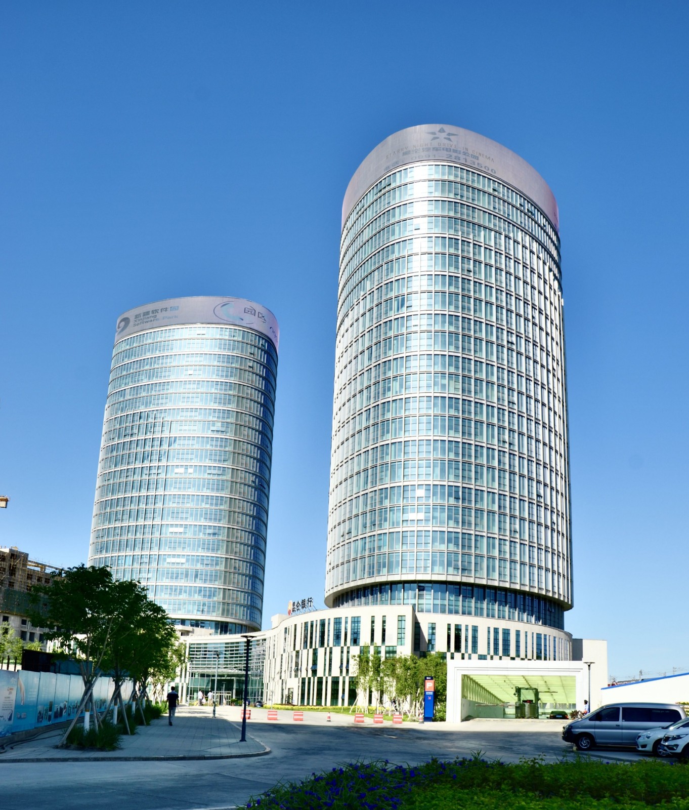 新疆维泰开发股份有限公司承建的”新疆软件园创业智能大厦”工程实景