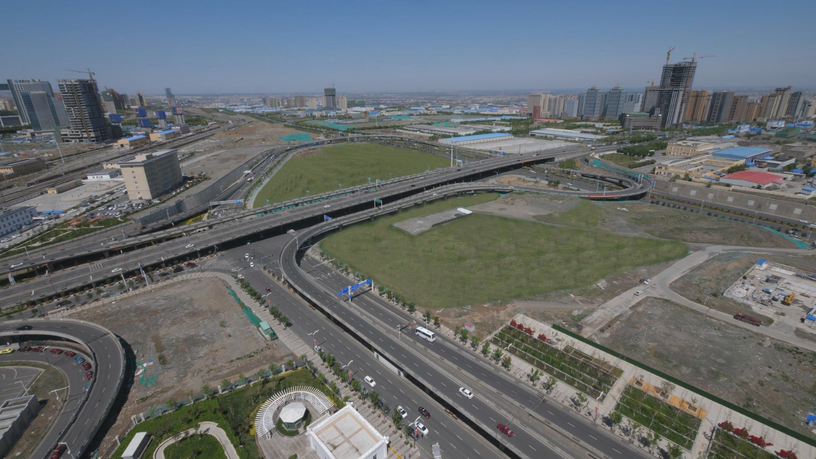新疆维泰开发股份有限公司承建的”乌鲁木齐新客站北区配套设施建设工程”实景照片